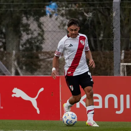 Alexander Woiski pasó de una cláusula millonaria a quedar libre en River: dónde jugará