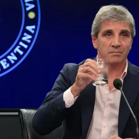 Caputo lanzó un plan para que los bancos otorguen más créditos hipotecarios