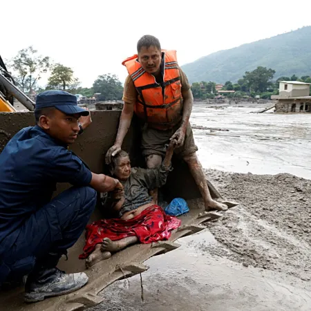 Riada en Nepal: suben a 157 los muertos y 484 turistas siguen sin contacto