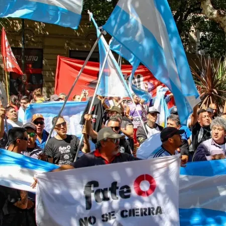 Trabajadores de FATE llevaron su reclamo a Plaza de Mayo y cuestionaron al Gobierno