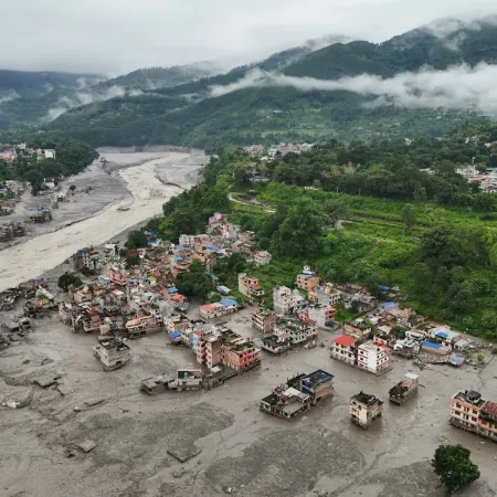 Nepal y China buscan a más de 3.000 desaparecidos tras el alud glaciar