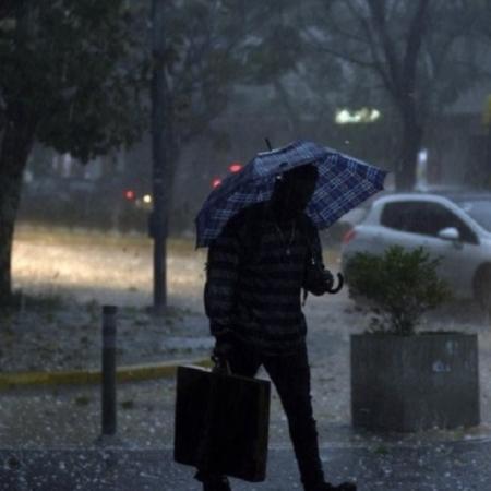 Temporal en La Plata: diluvio, calles anegadas y alerta por más lluvias