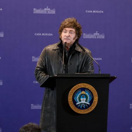 Milei le regaló un libro a legisladores de LLA: polémica por los endeudados