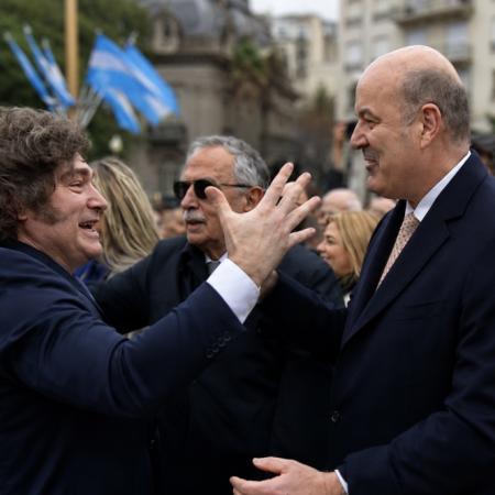 Milei abrazó fuerte a Sturzenegger en el acto por San Martín: el trasfondo