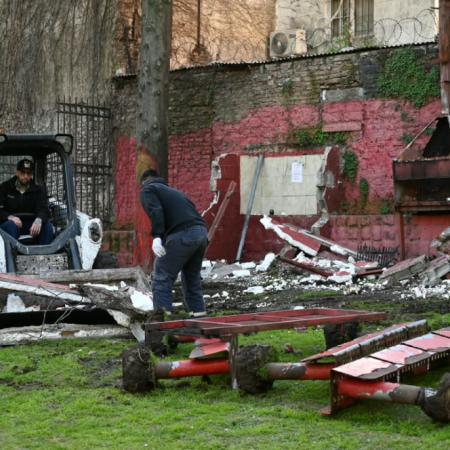 Desalojan un edificio tomado hace 26 años tras los cruces con hinchas de Huracán