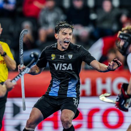 Los Leones vencieron 3-1 a Inglaterra y quedaron cerca de las semifinales del Mundial