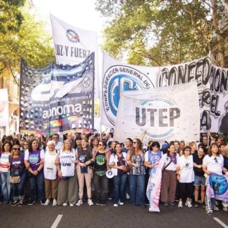 Quiénes marchan al Ministerio de Economía y qué reclaman por las deudas de las familias