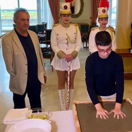 Faustino Oro estampó sus manos en la Vereda de las Estrellas de Mar del Plata