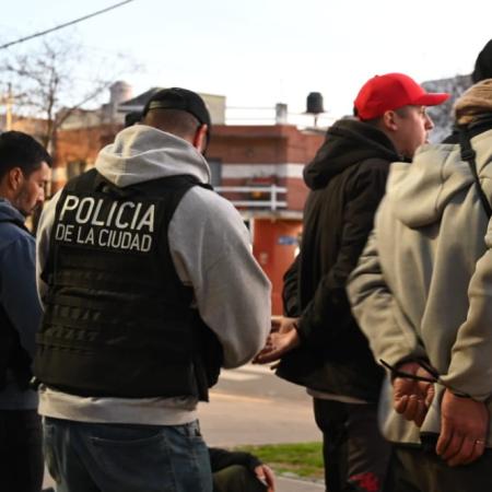 Máxima sanción para 17 barras de Huracán tras los violentos cruces con Riestra