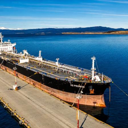 Petrolero británico en Ushuaia: qué prohíbe la Ley Gaucho Rivero realmente