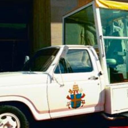 Exhiben el Papamóvil histórico de Juan Pablo II en la sede del Automóvil Club