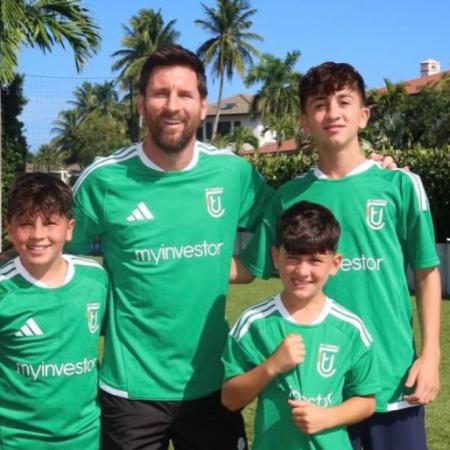 Messi posó con su familia con la camiseta del Cornellà horas antes de anunciar su retiro