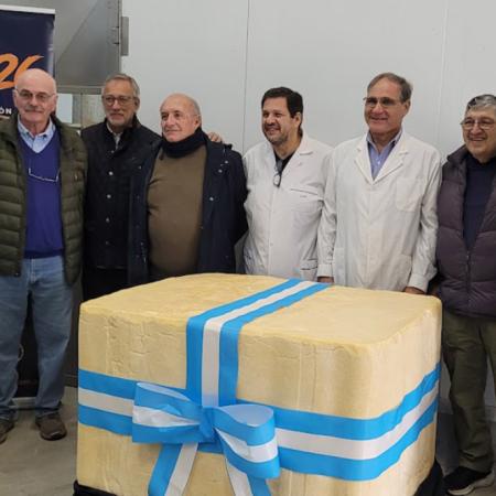 El queso más grande de Latinoamérica pesa 1.000 kilos y nació en Córdoba