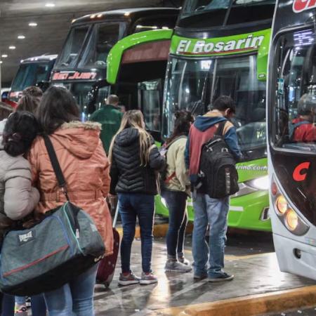 Micros de larga distancia: la polémica medida del Gobierno que afecta a discapacitados
