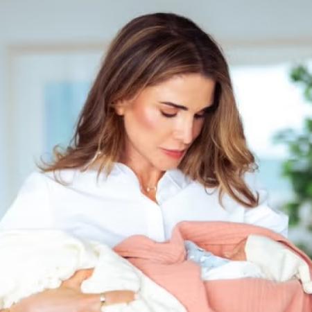 Rania de Jordania presentó a sus nietas gemelas y una lleva su mismo nombre