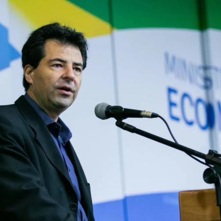 Flávio Bolsonaro suma a Adolfo Sachsida y refuerza su programa económico con foco liberal