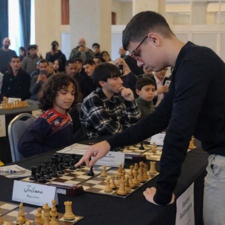 Faustino Oro, ciudadano ilustre de Mar del Plata en una jornada de ajedrez con 25 chicos