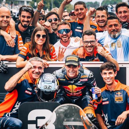 Valentín Perrone brilló en Silverstone: podio histórico en la última vuelta de Moto3
