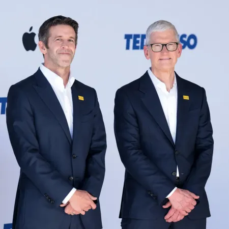 Ternus recibe una Apple de USD 4,5 billones, pero rezagada en la carrera por la IA