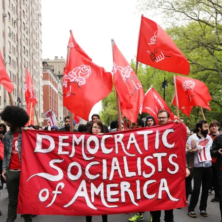 Socialistas ganan primarias, pero el voto negro amenaza su avance en noviembre