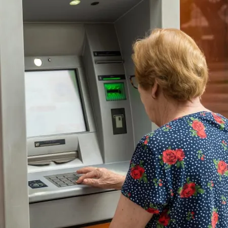 Jubilados y pensionados: ¿cuándo comienzan a cobrar y cuál es el monto este mes?