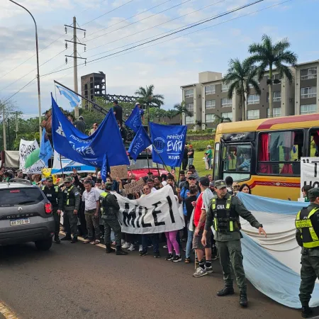 Milei, Caputo y Sturzenegger llegaron a Misiones en medio del reclamo yerbatero