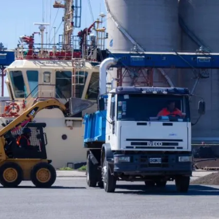“Hace ruido”: el polémico uso de fondos del Puerto Quequén que encendió al campo