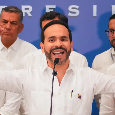 De la Espriella lleva la ofensiva militar al centro de la seguridad en Colombia
