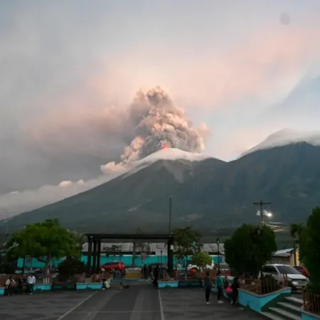 Guatemala vigila el volcán de Fuego: la ceniza altera la vida en sus laderas