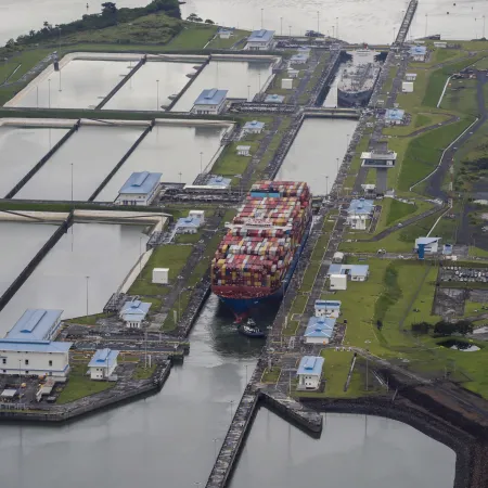 Canal de Panamá baja a 32 tránsitos y reabre un cuello de botella global