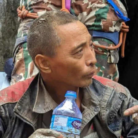 Nepal rescata a un ciudadano chino de un túnel diez días después del alud