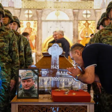 Ratko Mladic fue enterrado con honores en Serbia y crece la tensión con Bosnia