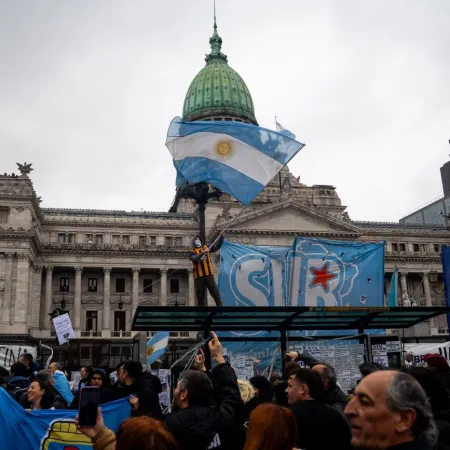 Movimientos sociales presionan por un alivio en las deudas que ahogan el bolsillo