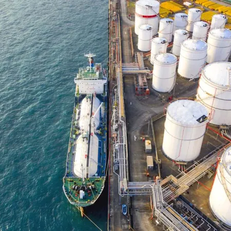 El colchón mundial de petróleo perdió 400 millones de barriles y seguirá cayendo