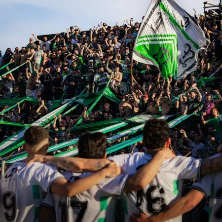 Ferro pelea el ascenso mientras oficialismo y oposición desatan una batalla política