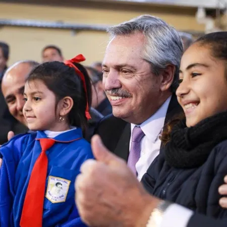 Día del Maestro: cuando Alberto Fernández se llenó de promesas en Tucumán