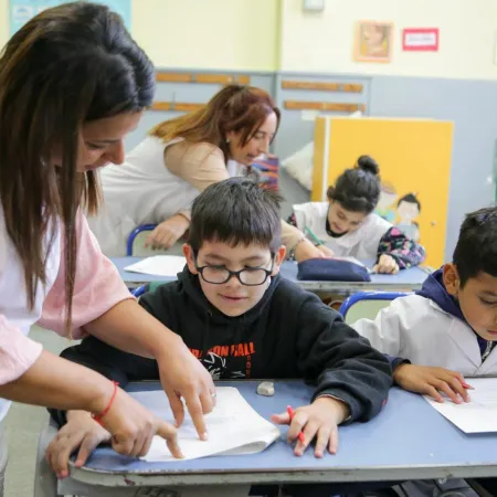 Día del Maestro: 10 frases para enviar por WhatsApp y dedicarle a un docente