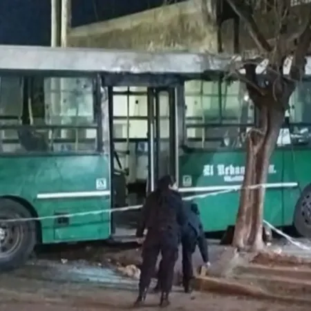 Colectivo chocó contra una casa en Temperley: el chofer murió tras el impacto
