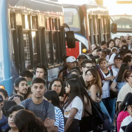 Boletos más caros y menos pasajeros: qué pasa con los colectivos del AMBA