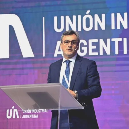 La industria quiere salir del pozo: qué le pidió la UIA al Gobierno de Milei