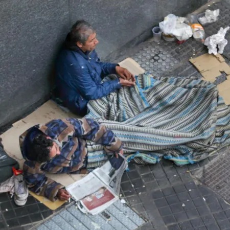 Firmó Kicillof: todos los cambios para personas en situación de calle en PBA