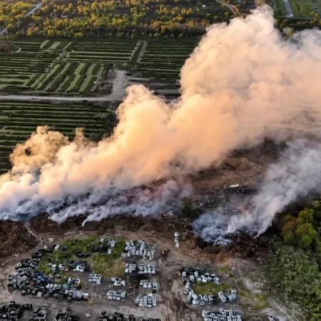 Autopista La Plata-Buenos Aires: ocho dotaciones combatieron un incendio de gran magnitud