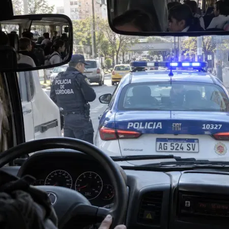 La doble cara de la supuesta “tesorera” de una banda criminal: de día manejaba un transporte escolar