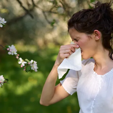 Rinitis alérgica en primavera: causas, síntomas y claves para aliviarla