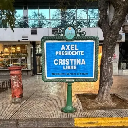 “Axel presidente, Cristina libre”: los carteles que volvieron a agitar al peronismo