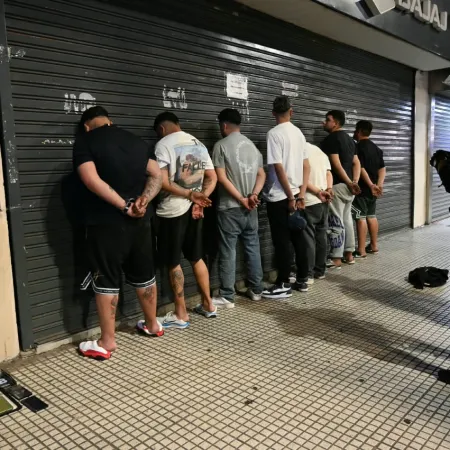 Robaban celulares y cadenas durante una protesta en Plaza de Mayo: terminaron todos presos