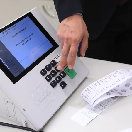 Brasil 2026: cómo se controla una urna electrónica antes y después de votar