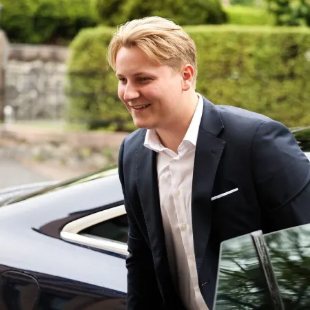 El hijo de Haakon VIII dejó Noruega y habló de la infanta Sofía en Lisboa