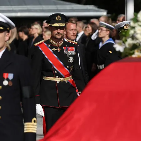 Noruega despidió a Astrid: Haakon VIII llevó el féretro de su tía en Oslo