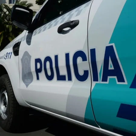 Dieciséis disparos por una moto: un policía recibió seis balazos y los atacantes escaparon